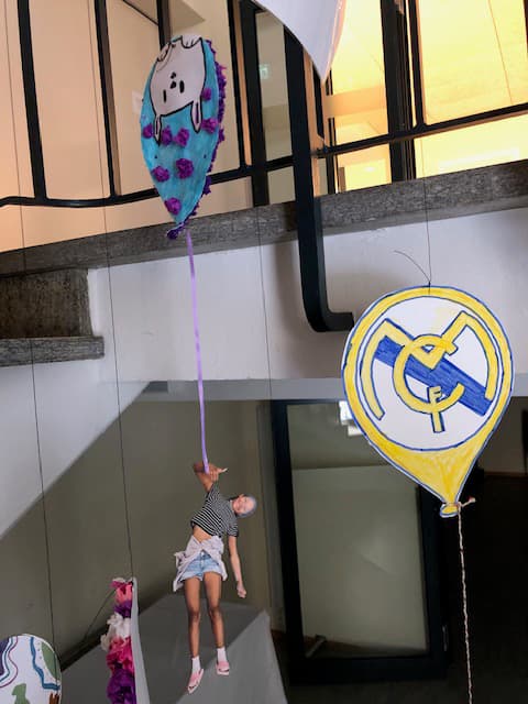 Wir fliegen mit dem Ballon davon